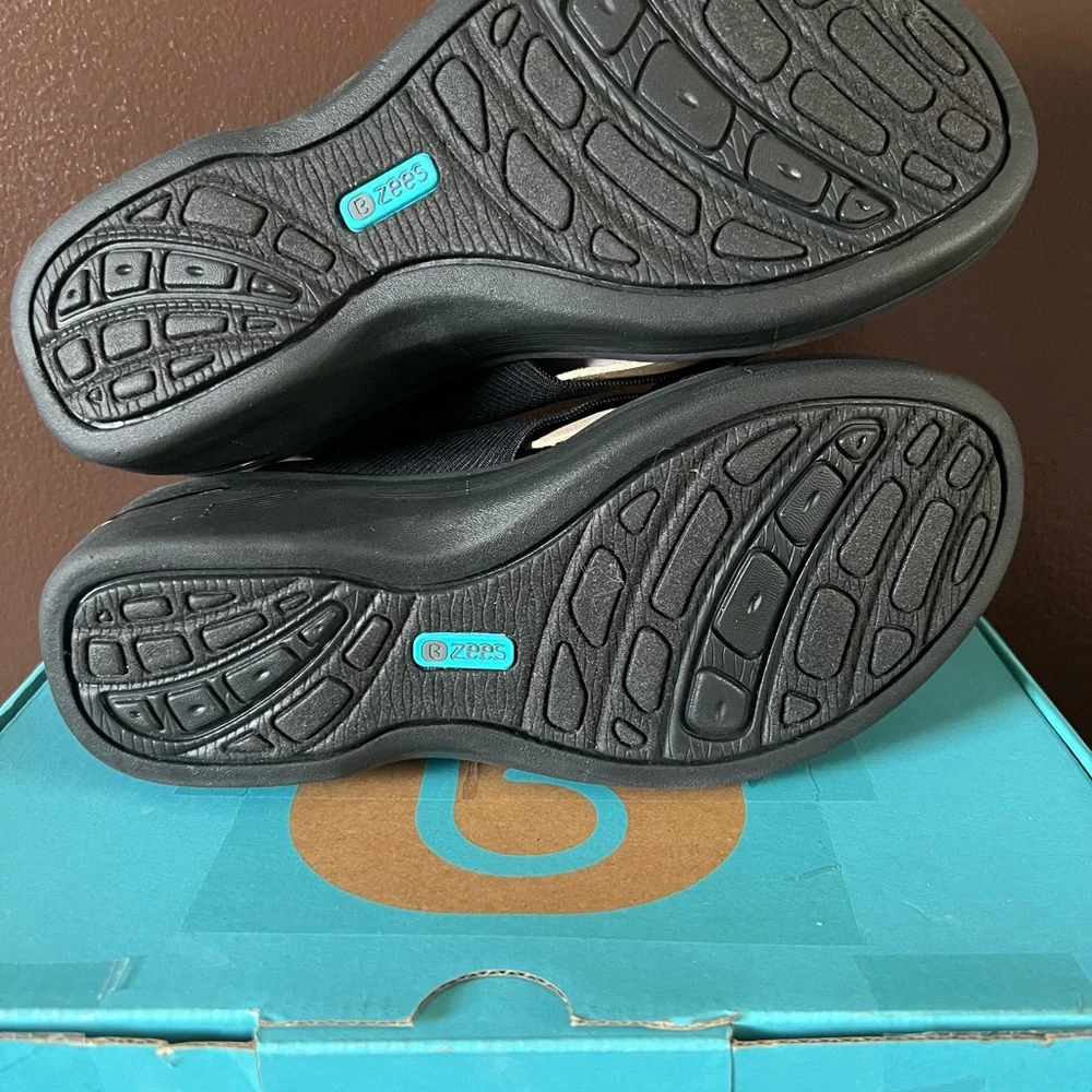 BZees Women's Desire Slide Sandal Sz 8.5 Wide